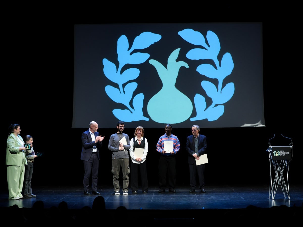 La fundadora de l'Escola de Música Creu Alta Eulàlia Sánchez, Sabadellenca de l'Any 2025. Mirna Lacambra, Sabadellenca d'Honor. Una gala amb molt ritme va omplir el Teatre Principal. A la foto els finalistes del Sabadellenc de l'Any, rebent la reproducció de l'escultura en gravat