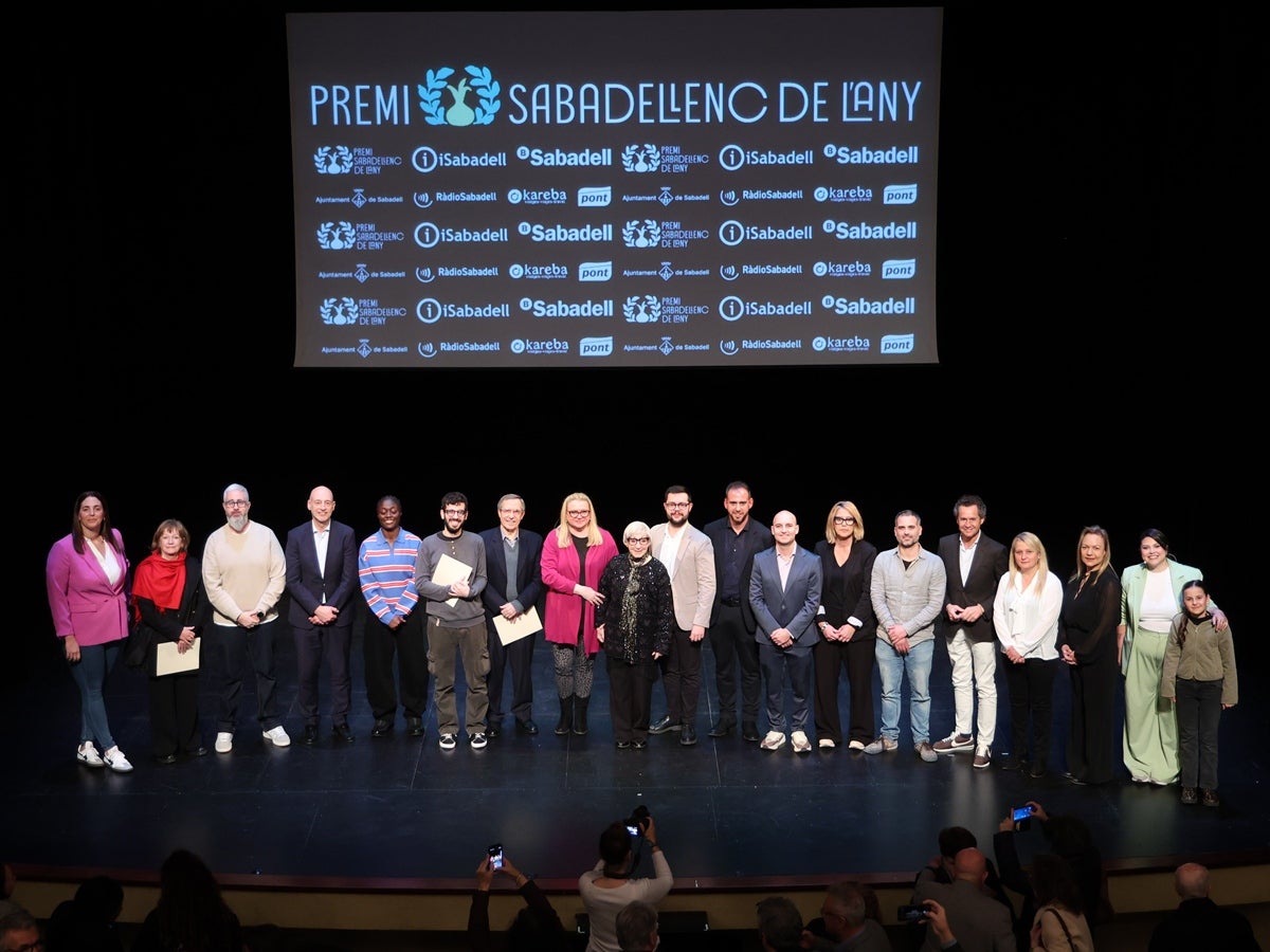 La fundadora de l'Escola de Música Creu Alta Eulàlia Sánchez, Sabadellenca de l'Any 2025. Mirna Lacambra, Sabadellenca d'Honor. Una gala amb molt ritme va omplir el Teatre Principal. Foto amb finalistes, electes, organitzadors, patrocinadors i les copresentadores