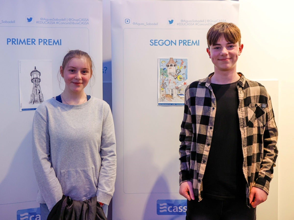 Maria Dukhnadze, de l’Escola Industrial, guanyadora del 39è Concurs de Dibuix CASSA, i Bernat Garcia, també de l’Escola Industrial, segon classificat. Autora: Dihor / Aigües Sabadell.