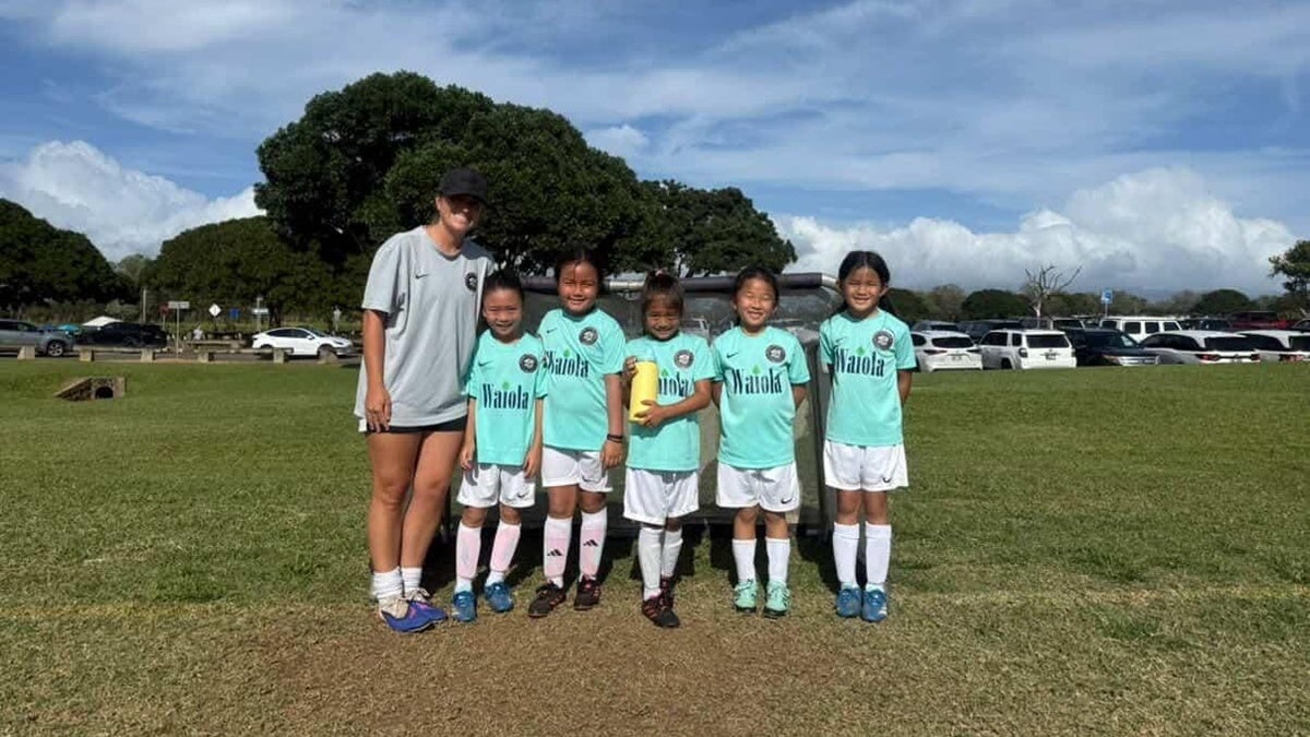 Entrenant els joves futbolistes a Hawaii. Cedida