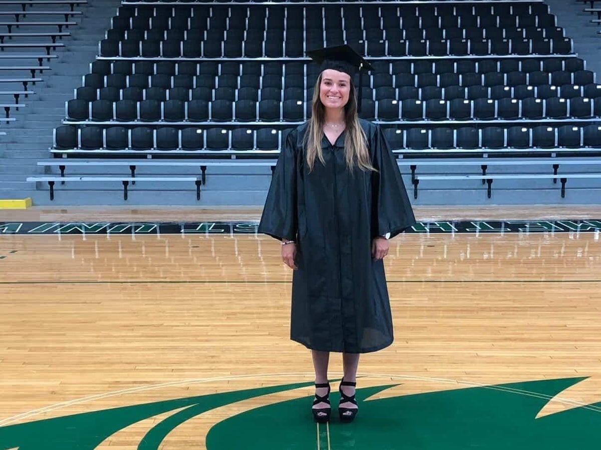 La Ivet, graduant-se al Missouri amb una beca de futbolista. Cedida