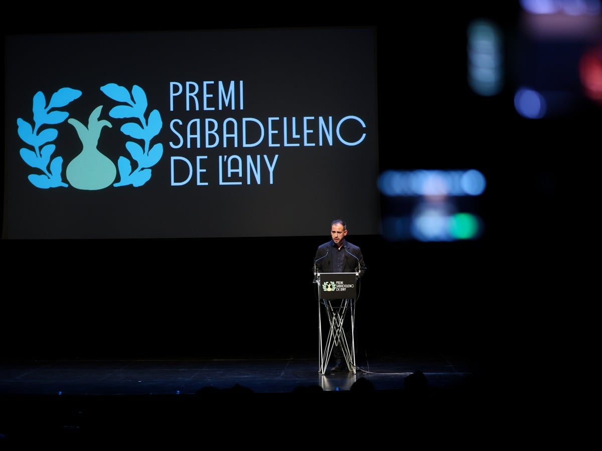 La fundadora de l'Escola de Música Creu Alta Eulàlia Sánchez, Sabadellenca de l'Any 2025. Mirna Lacambra, Sabadellenca d'Honor. Una gala amb molt ritme va omplir el Teatre Principal. A la foto el director de l'iSabadell, Jordi de Arriba, durant la seva intervenció