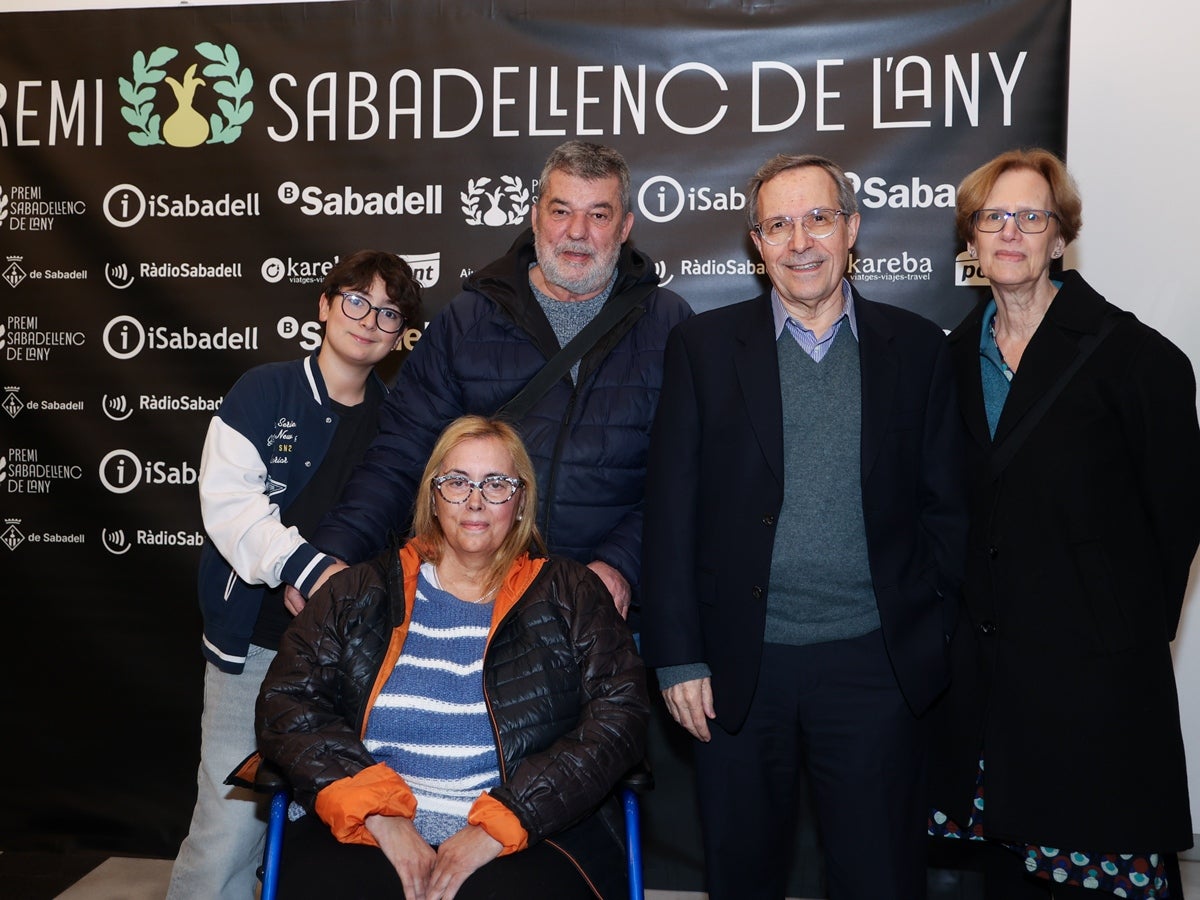La fundadora de l'Escola de Música Creu Alta Eulàlia Sánchez, Sabadellenca de l'Any 2025. Mirna Lacambra, Sabadellenca d'Honor. Una gala amb molt ritme va omplir el Teatre Principal. A la foto el neuròleg Josep Dalmau amb la seva família a l'inici de l'acte