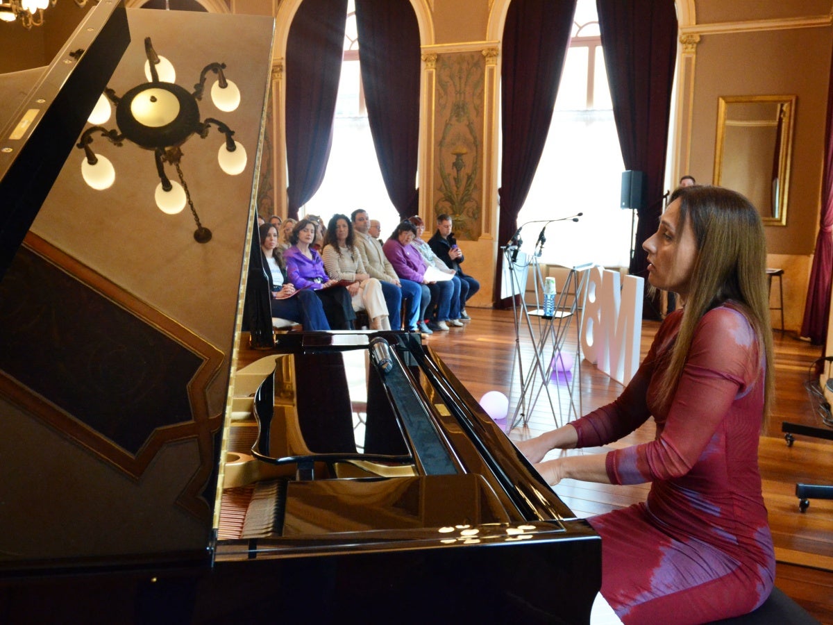Laura Andrés, al piano durant l'acte institucional del 8M. Autor: J.d.A. 