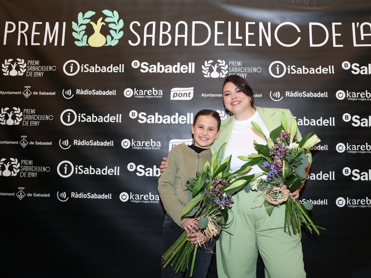 La fundadora de l'Escola de Música Creu Alta Eulàlia Sánchez, Sabadellenca de l'Any 2025. Mirna Lacambra, Sabadellenca d'Honor. Una gala amb molt ritme va omplir el Teatre Principal. A la foto Liia Vázquez i Mara Jiménez