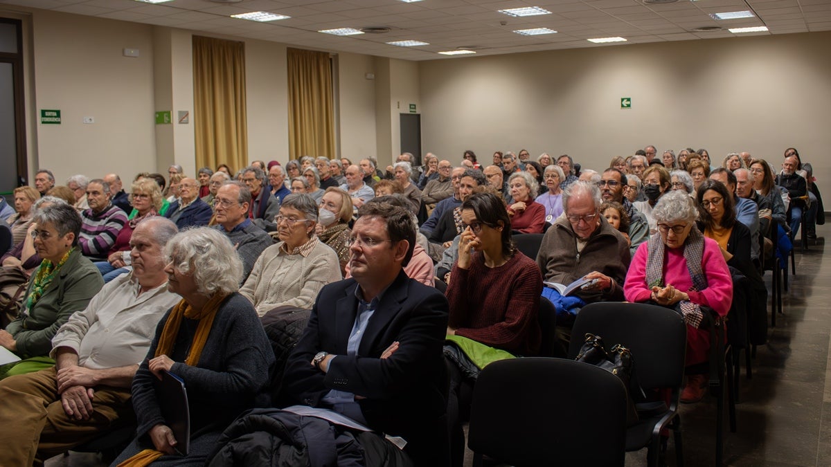 Assistents a la presentació del llibre de poemes de Tomàs Pladevall. Autor: Xavi Cano.