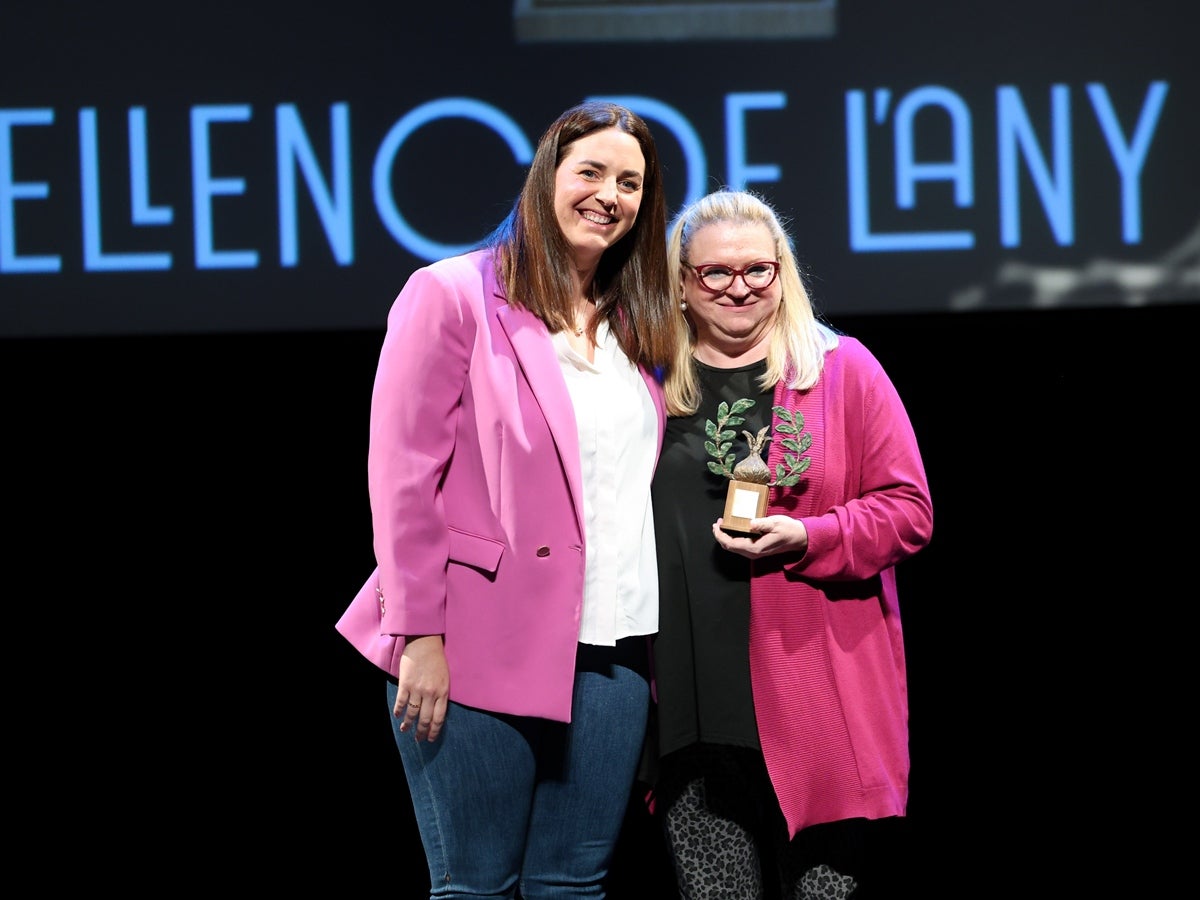 La fundadora de l'Escola de Música Creu Alta Eulàlia Sánchez, Sabadellenca de l'Any 2025. Mirna Lacambra, Sabadellenca d'Honor. Una gala amb molt ritme va omplir el Teatre Principal. A la foto la waterpolista Maica Garcia, Sabadellenca de l'Any 2024, i Eulàlia Sánchez, Sabadellenca de l'Any 2025