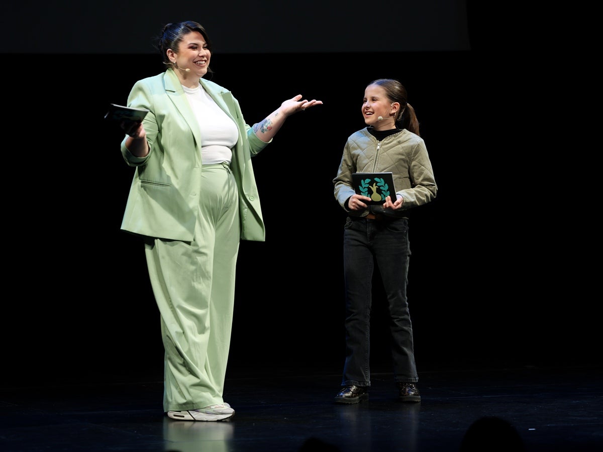 La fundadora de l'Escola de Música Creu Alta Eulàlia Sánchez, Sabadellenca de l'Any 2025. Mirna Lacambra, Sabadellenca d'Honor. Una gala amb molt ritme va omplir el Teatre Principal. A la foto Mara Jiménez, Sabadellenca de l'Any 2023, i Liia Vázquez, la 'petita Mara', copresentant la gala