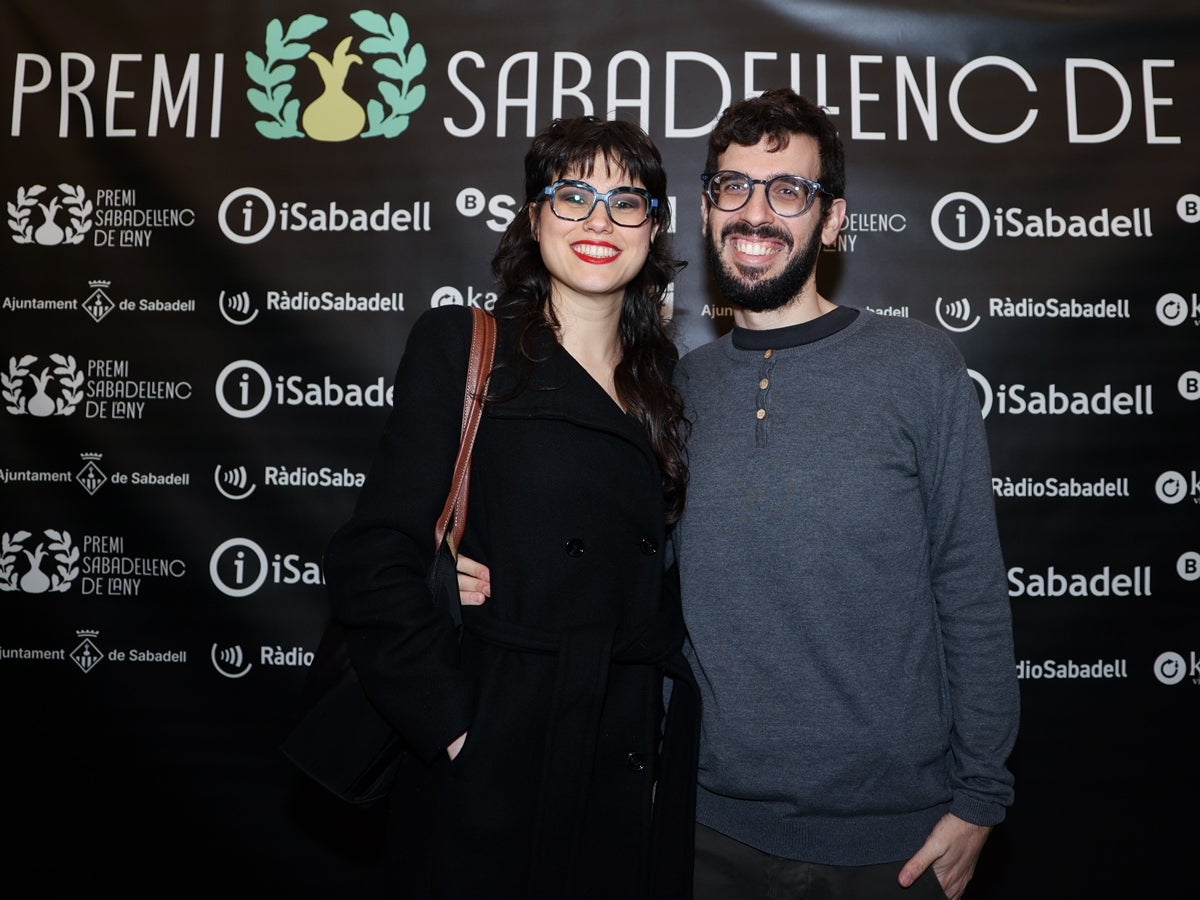 La fundadora de l'Escola de Música Creu Alta Eulàlia Sánchez, Sabadellenca de l'Any 2025. Mirna Lacambra, Sabadellenca d'Honor. Una gala amb molt ritme va omplir el Teatre Principal. A la foto Marc Mendoza i la seva parella, al 'photocall' de la iniciativa