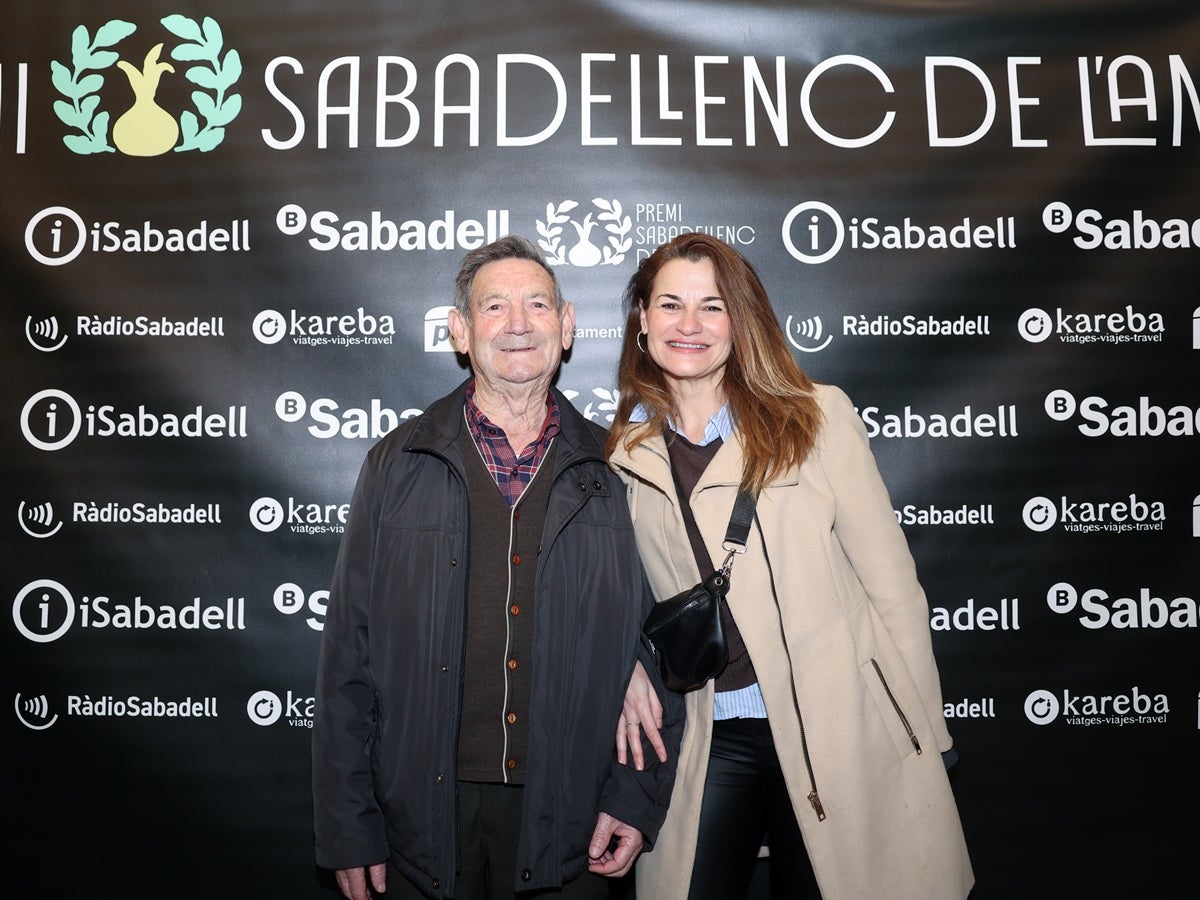 La fundadora de l'Escola de Música Creu Alta Eulàlia Sánchez, Sabadellenca de l'Any 2025. Mirna Lacambra, Sabadellenca d'Honor. Una gala amb molt ritme va omplir el Teatre Principal. A la foto Antonio Martos, Sabadellenc de l'Any 2022, i la seva filla Imma, a l'acte