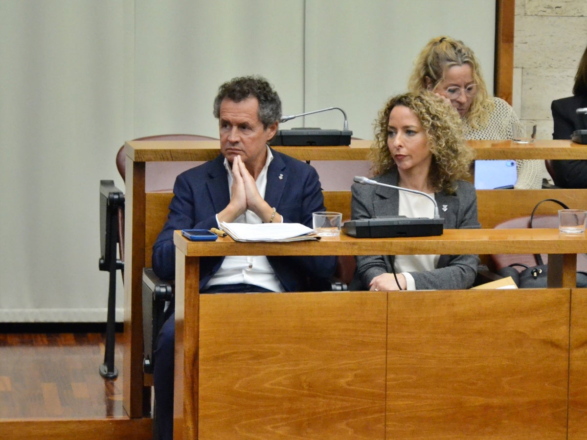 El portaveu de Junts a l'Ajuntament, Lluís Matas, i la regidora Katia Botta, el passat dilluns, al ple. Autor: J.d.A. 