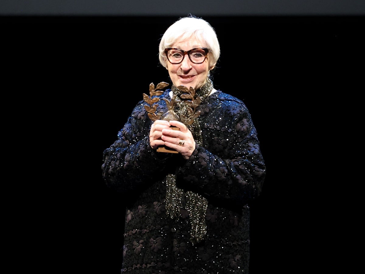 La fundadora de l'Escola de Música Creu Alta Eulàlia Sánchez, Sabadellenca de l'Any 2025. Mirna Lacambra, Sabadellenca d'Honor. Una gala amb molt ritme va omplir el Teatre Principal. A la foto Mirna Lacambra, recollint el Sabadellenc d'Honor