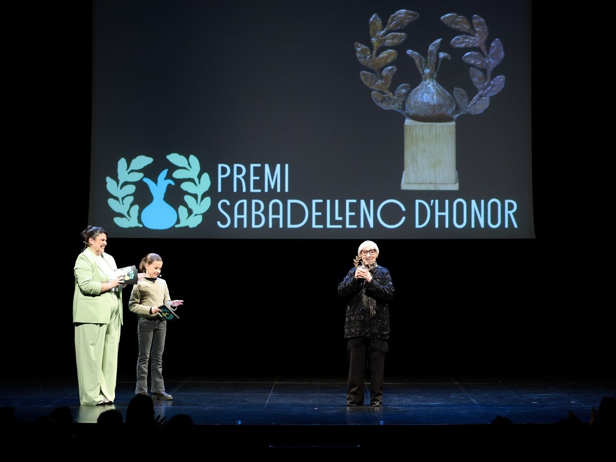 La fundadora de l'Escola de Música Creu Alta Eulàlia Sánchez, Sabadellenca de l'Any 2025. Mirna Lacambra, Sabadellenca d'Honor. Una gala amb molt ritme va omplir el Teatre Principal. A la foto Mirna Lacambra, recollint el Sabadellenc d'Honor