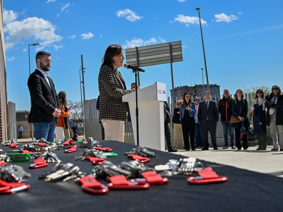 El tinent d'alcaldessa Eloi Cortés i la consellera de Territori, Sílvia Paneque, durant l'entrega de claus. Autor: Govern / cedida. 