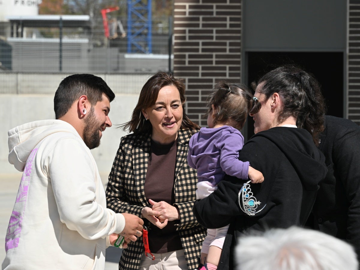 Paneque, amb una de les famílies adjudicatàries. Autor: Govern / cedida.