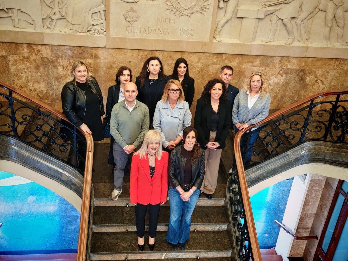 Foto institucional, amb la delegada de Govern a Barcelona, acompanyada de l'alcaldessa i de part del consistori. També hi estava Sílvia Renom (ERC)