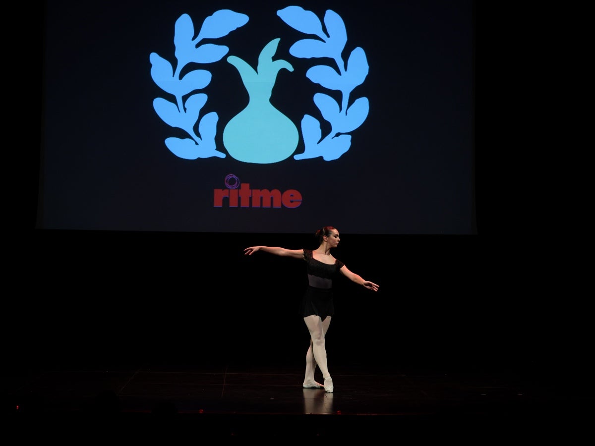 La fundadora de l'Escola de Música Creu Alta Eulàlia Sánchez, Sabadellenca de l'Any 2025. Mirna Lacambra, Sabadellenca d'Honor. Una gala amb molt ritme va omplir el Teatre Principal. A la foto una de les actuacions de l'escola de dansa Ritme