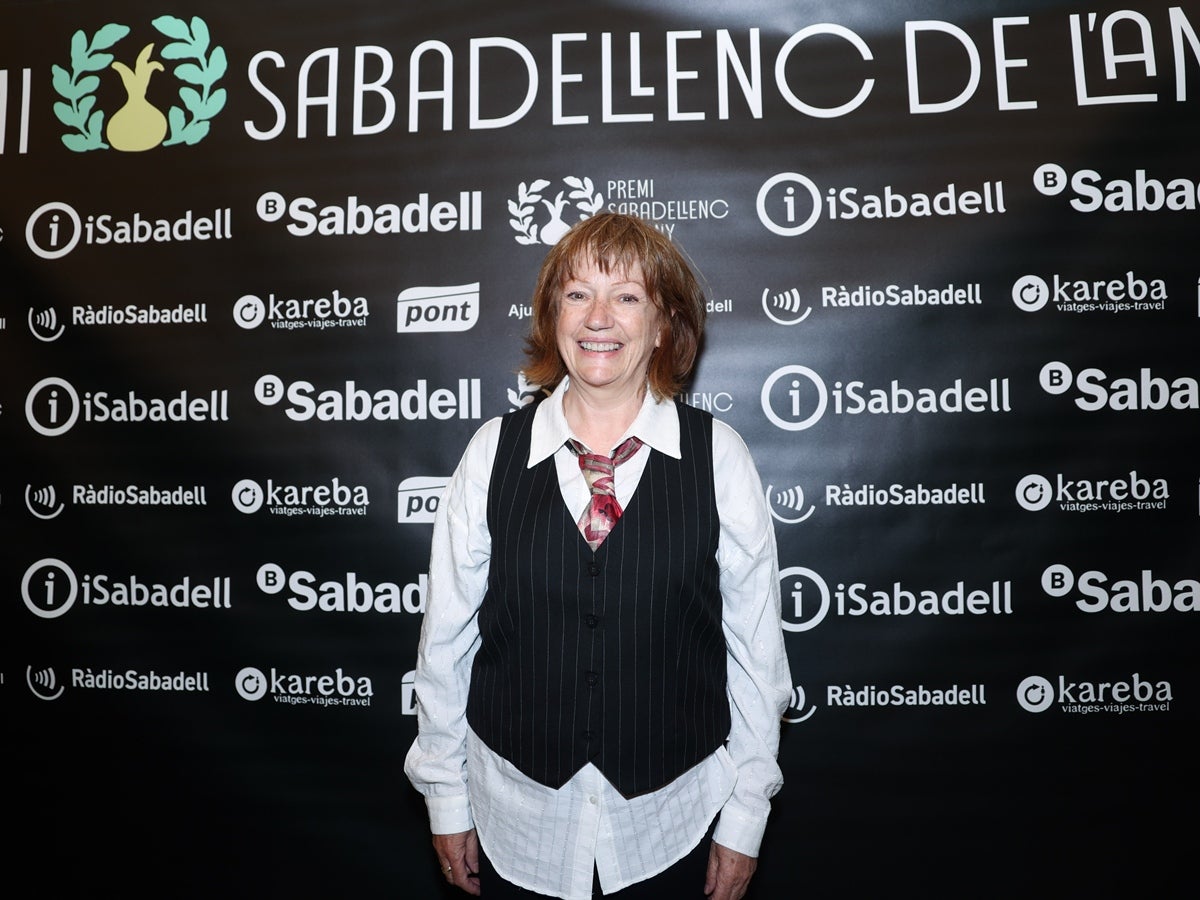 La fundadora de l'Escola de Música Creu Alta Eulàlia Sánchez, Sabadellenca de l'Any 2025. Mirna Lacambra, Sabadellenca d'Honor. Una gala amb molt ritme va omplir el Teatre Principal. A la foto l'actriu i finalista del premi Rosa Renom, a l'inici de l'acte