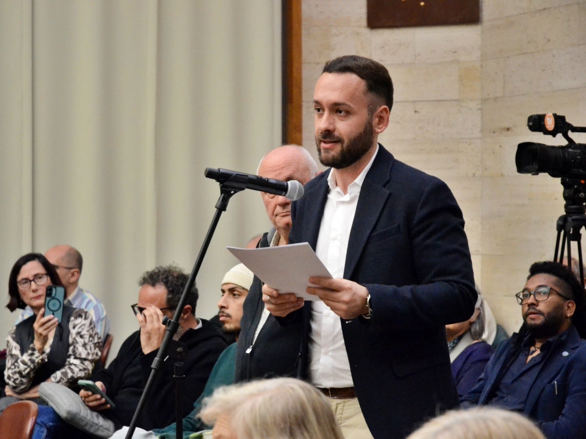El representant de la plataforma ciutadana Soroll Sabadell, Joan Mallofré, al ple. Autor: J.d.A. 