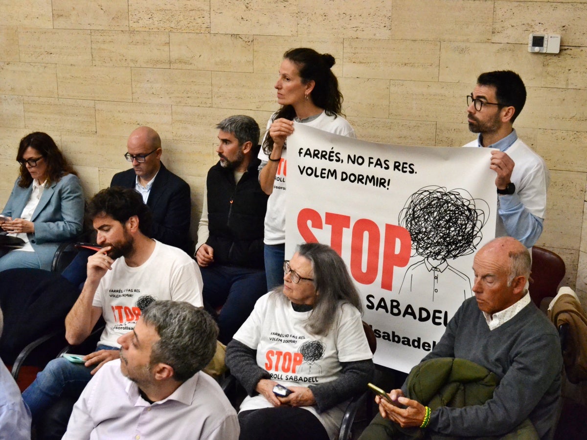 Membres de la plataforma ciutadana contra el soroll, a la sala de plens. Autor: J.d.A. 