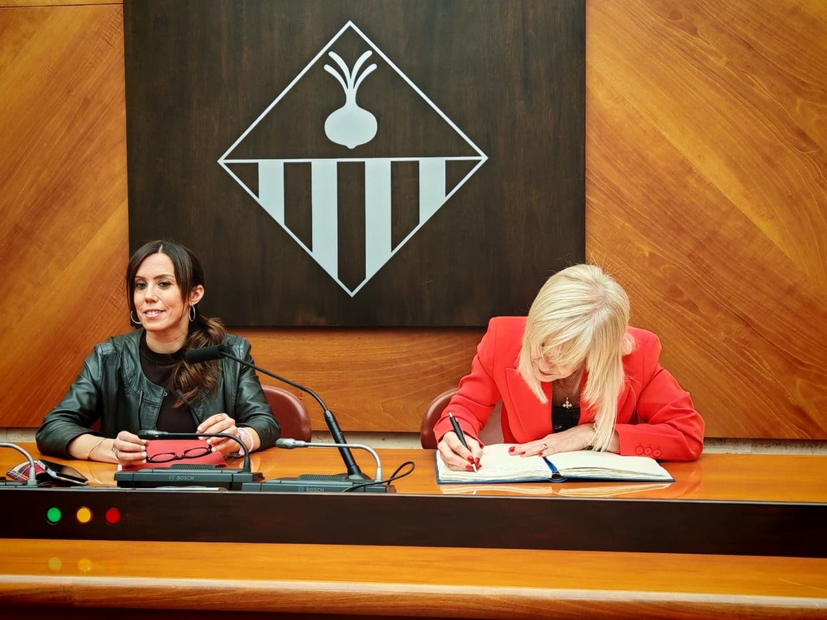 Pilar Diaz, signant el Llibre d'Honor. Autor: Albert P.