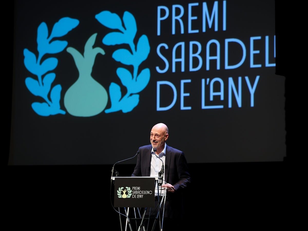 La fundadora de l'Escola de Música Creu Alta Eulàlia Sánchez, Sabadellenca de l'Any 2025. Mirna Lacambra, Sabadellenca d'Honor. Una gala amb molt ritme va omplir el Teatre Principal. A la foto intervenció de Xavier Comerma, Director General Adjunt de Banc Sabadell i director territorial de Catalunya