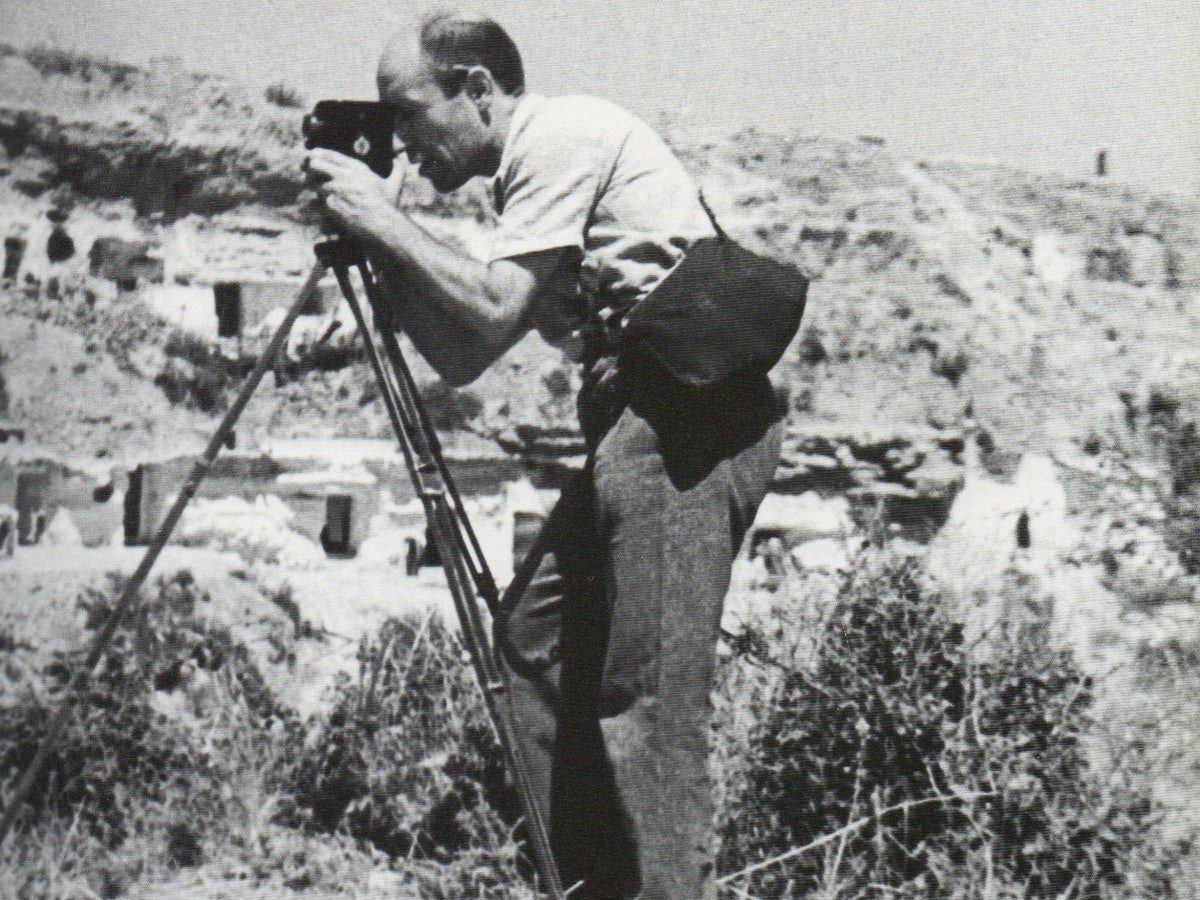 Ramon Bardés al rodatge de El nostre pa de cada dia (1950). Autor desconegut/AHS