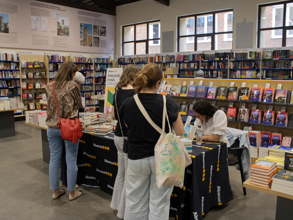 Cues a l'Abacus per a la signatura de llibres. 