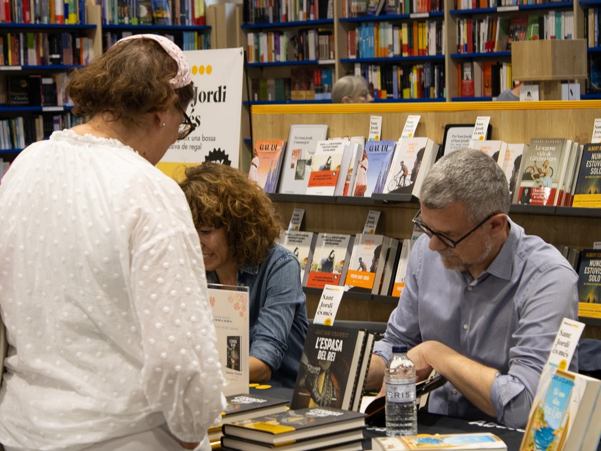 L'escriptor Jaume Clotet, signant un exemplar de 'L'espasa del rei' a l'Abacus.