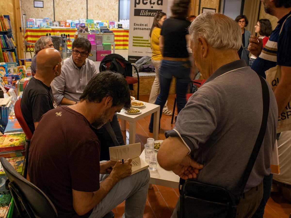 El sabadellenc Roc Casagran, signant llibres a la llibreria Malapeça. 