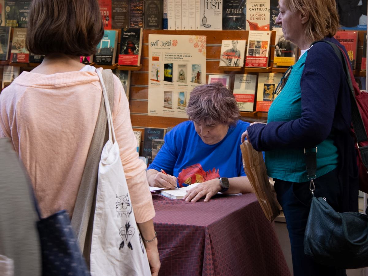 Montse Barderi, signant llibres. 