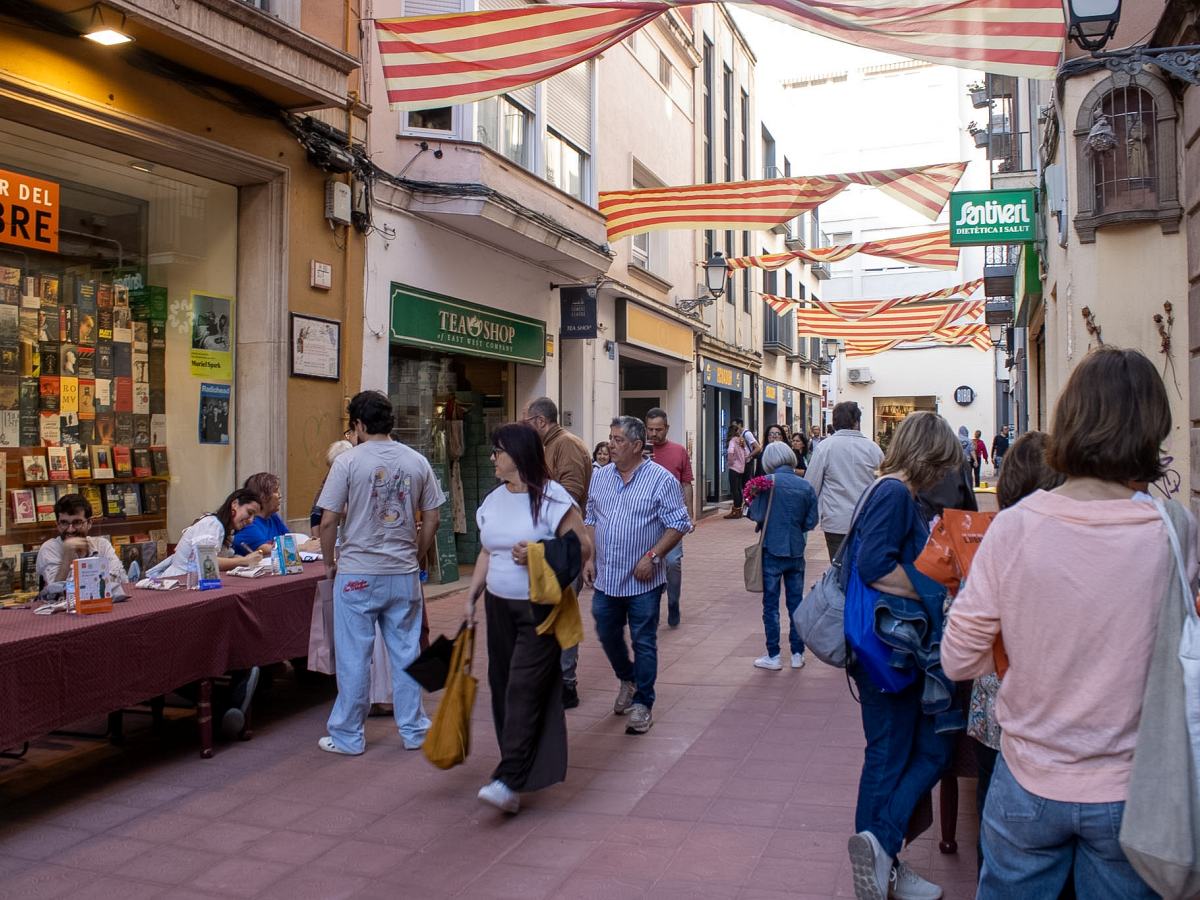 Gent passejant pel carrer de Sant Antoni. 