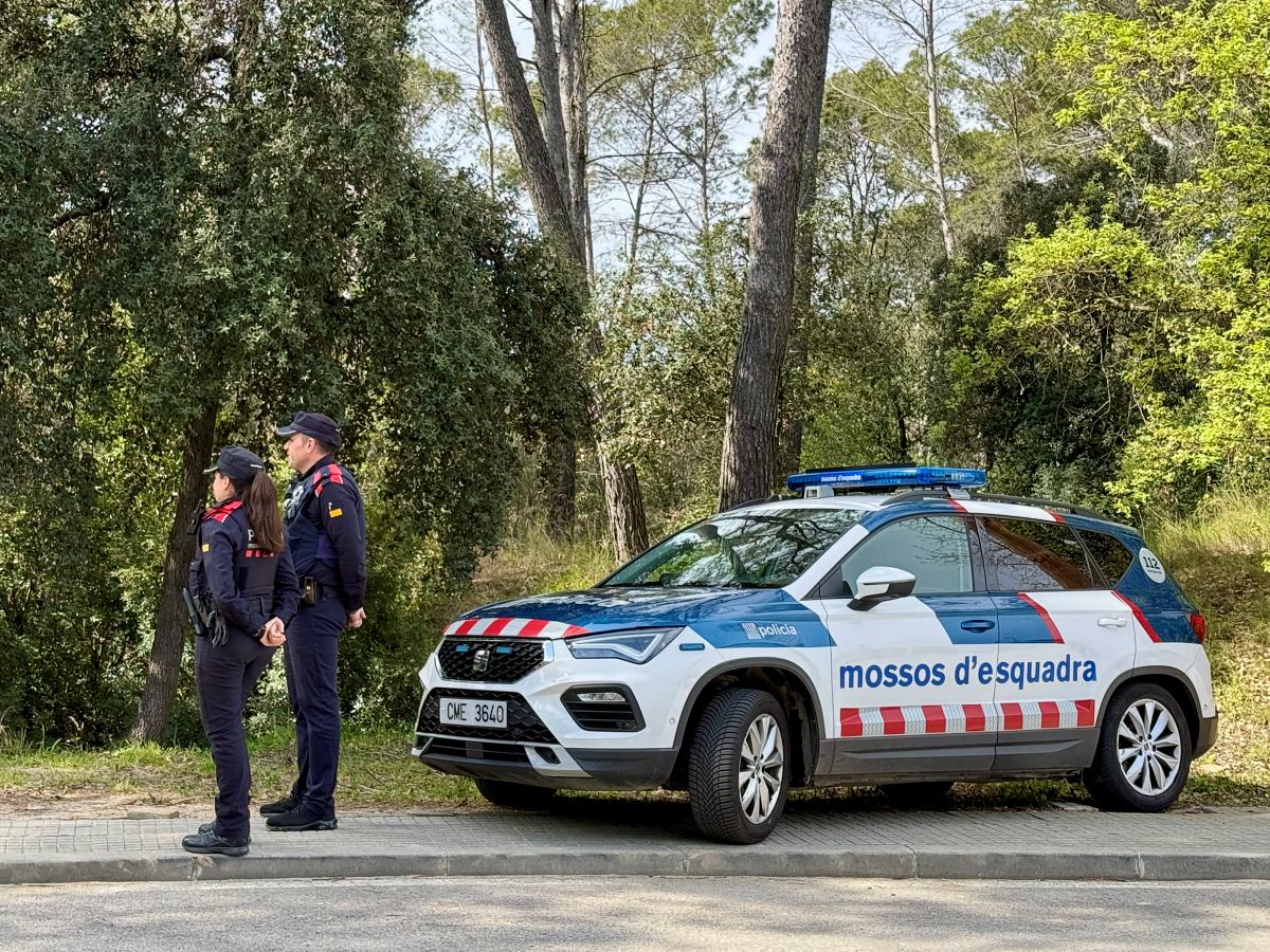 Una patrulla dels Mossos d'Esquadra controlant un dels punts d'accés a Collserola. Autor: ACN.