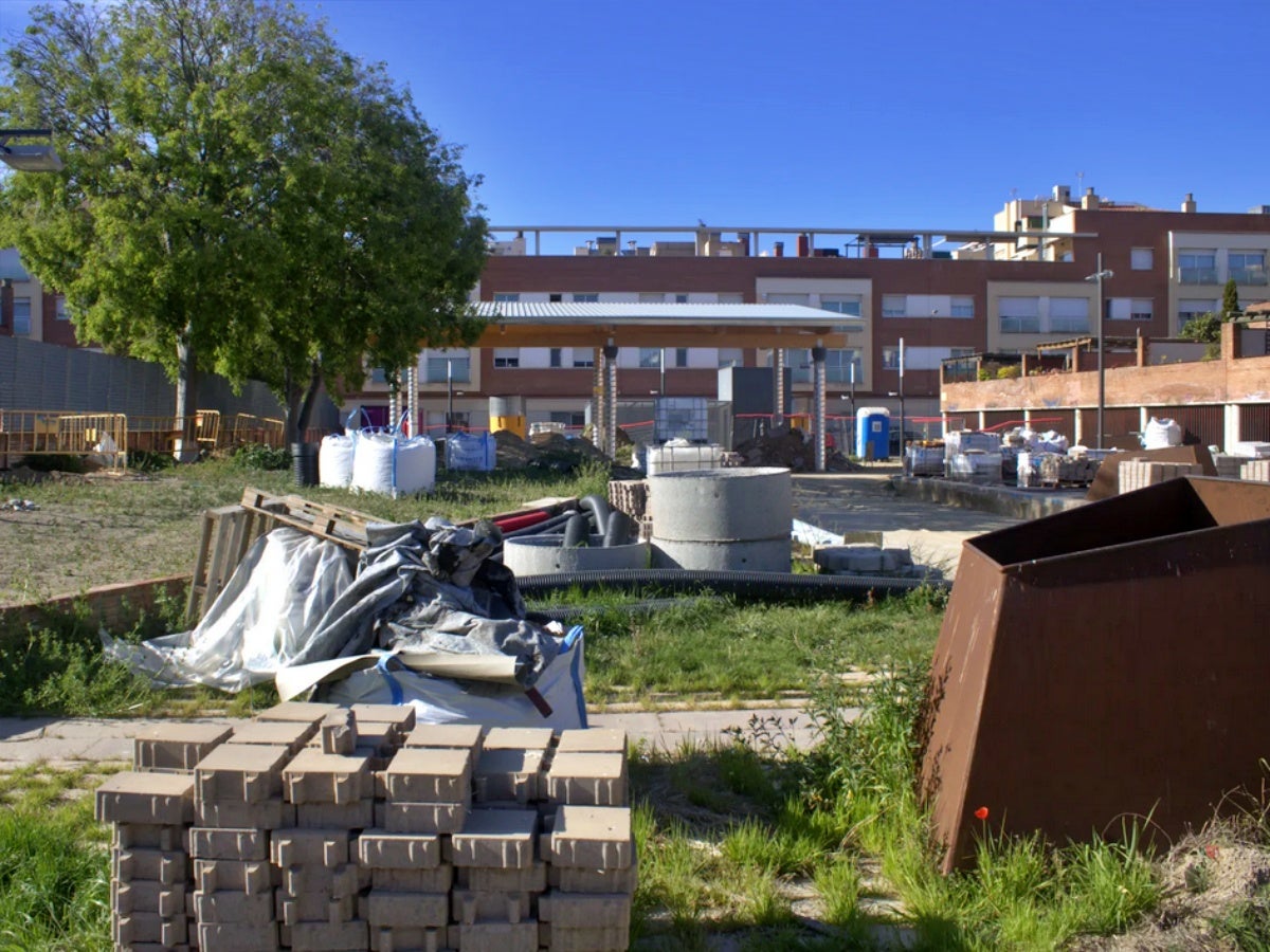 La plaça de Mossèn Geis, amb les obres aturades, el passat dilluns. Foto: Martina Berenguera