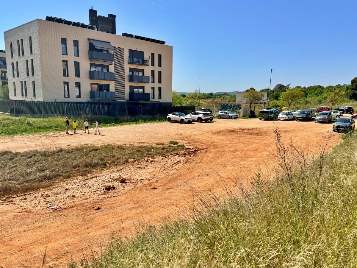 El solar del carrer Berlín, just davant l'institut escola Virolet, on es farà una de les promocions. Autor: ACN. 