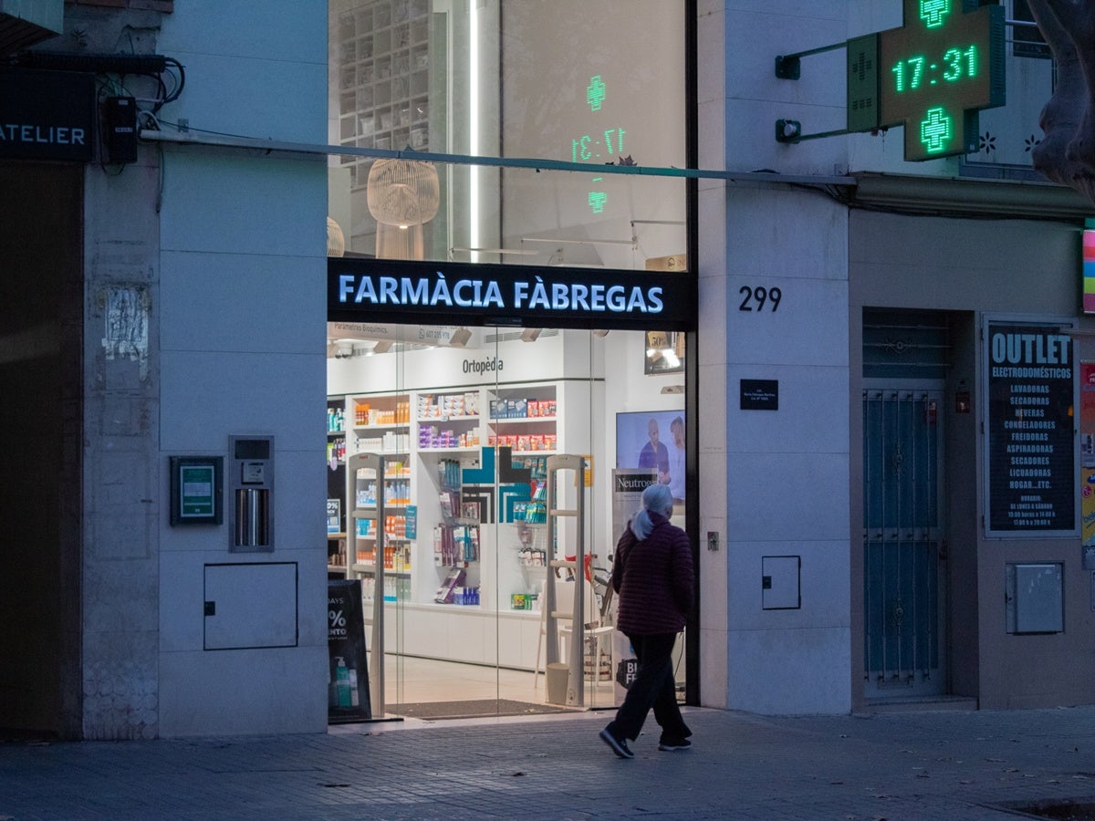 Una farmàcia a l'avinguda de Barberà, on es va canviar l'enllumenat fa temps. Autor: Xavi Cano. 