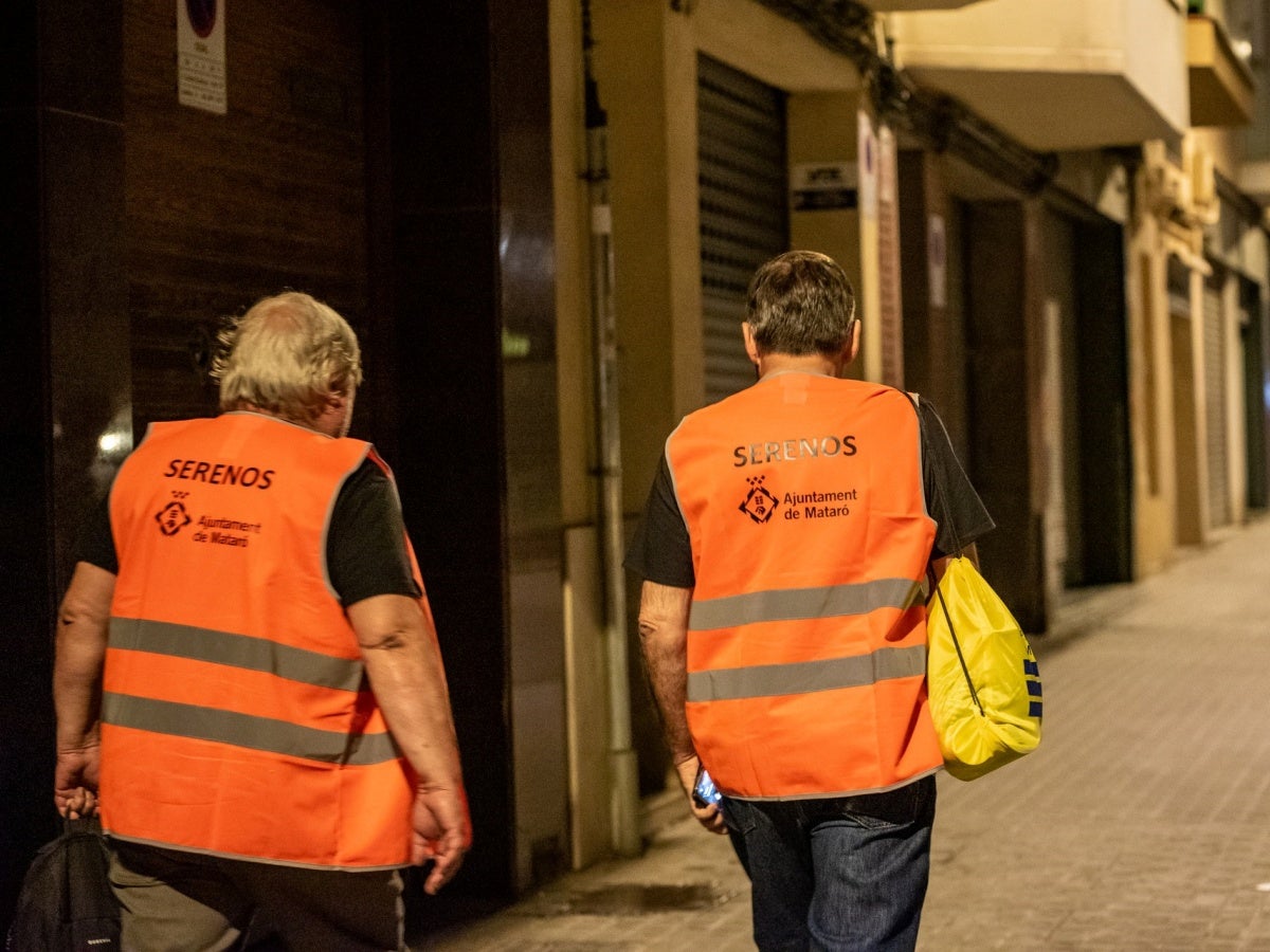 Dos serenos de l'ajuntament de Mataró, l'any 2023. Autor: ACN. 