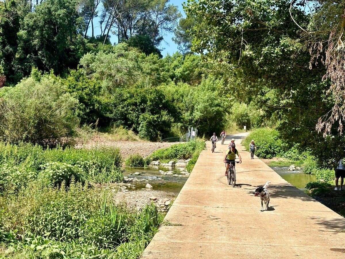 Ciclistes al riu Ripoll, el passat mes de juny. Autor: J.d.A. 