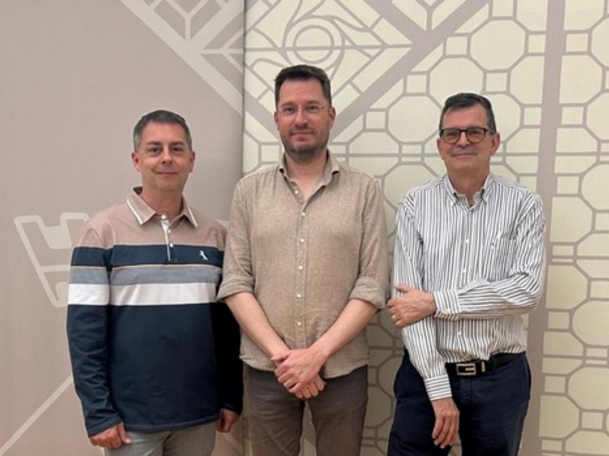 Representants de la Cobla Jovenícola amb el regidor de Cultura, Carles de la Rosa. Autor