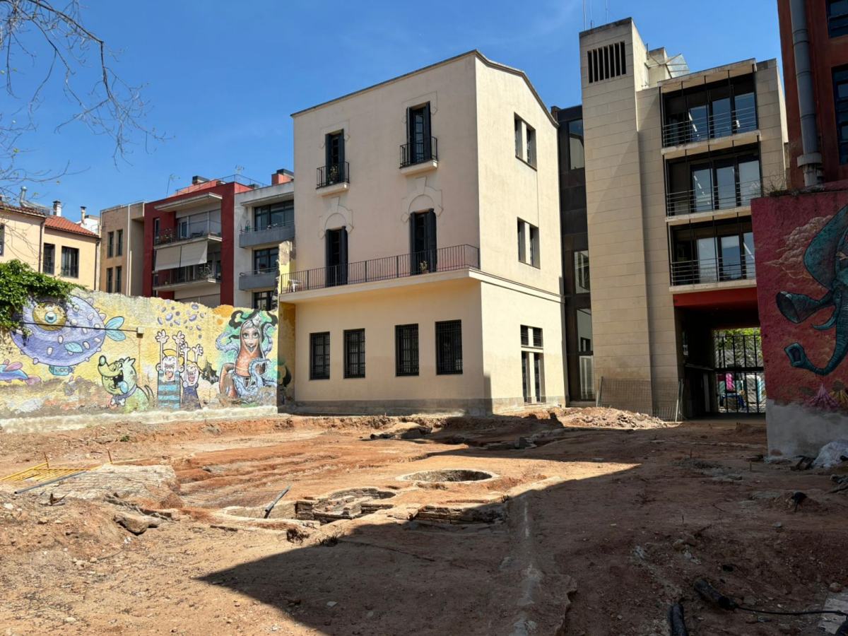 Obres aturades a la plaça de Fidela Renom. Autor: JdA