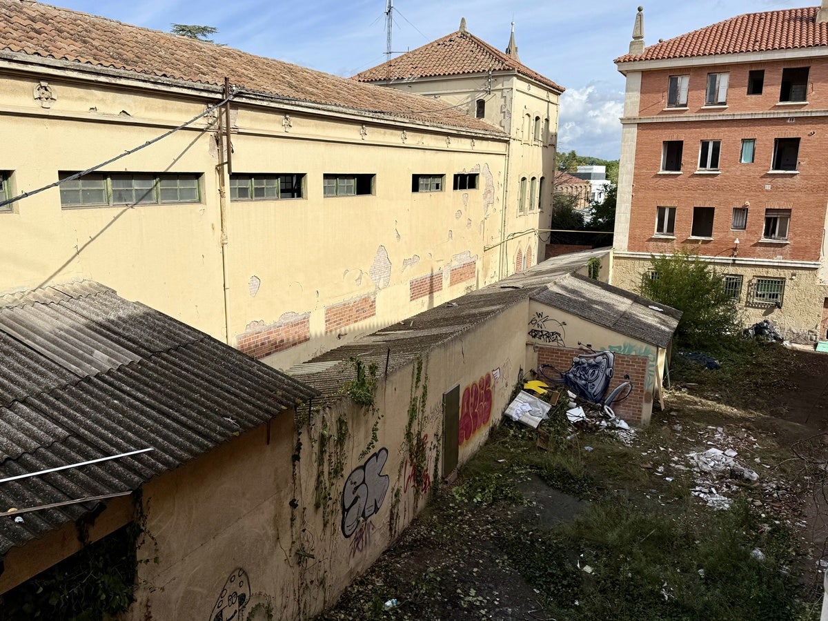 La caserna de la Guàrdia Civil, des d'un dels blocs d'habitatges, el passat mes d'octubre. Autor: ACN. 