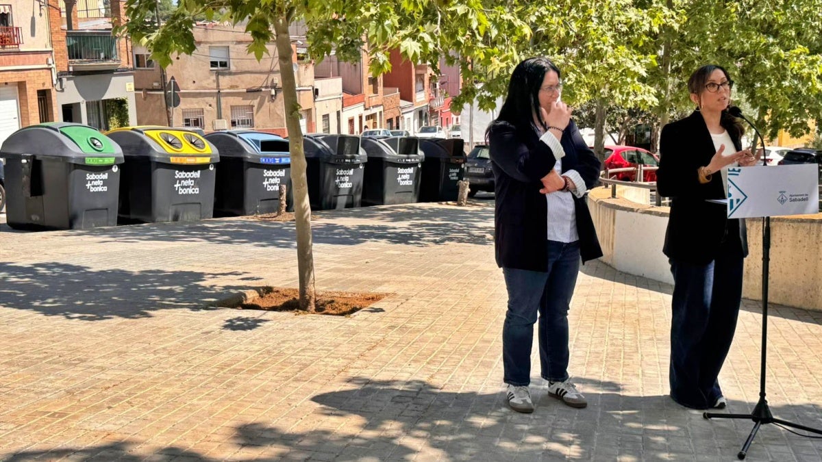 La tinenta d'alcaldessa Mar Molina i Farrés, amb els nous contenidors al fons. Autor: Ajuntament / cedida. 