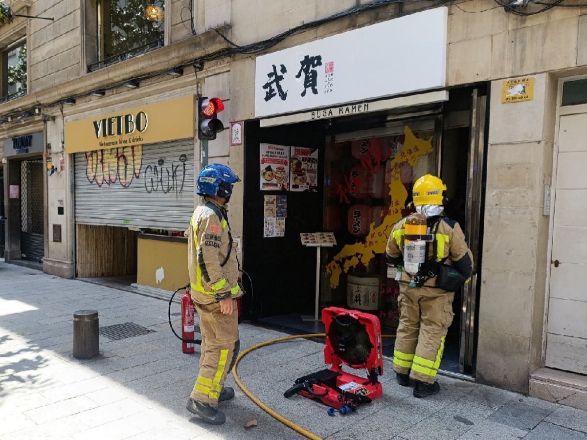 Incendi al carrer de Gràcia. Autor: @bomberscat via X.