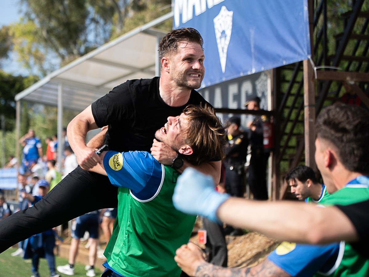 L'entrenador del Sabadell, Ferran Costa, celebrant el 0-1 a Marbella. Autor: @CESabadell via X. 