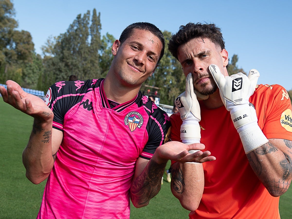 El davanter Alan Godoy i el porter Diego Fuoli, aquest diumenge a Marbella. Autor: @CESabadell via X. 