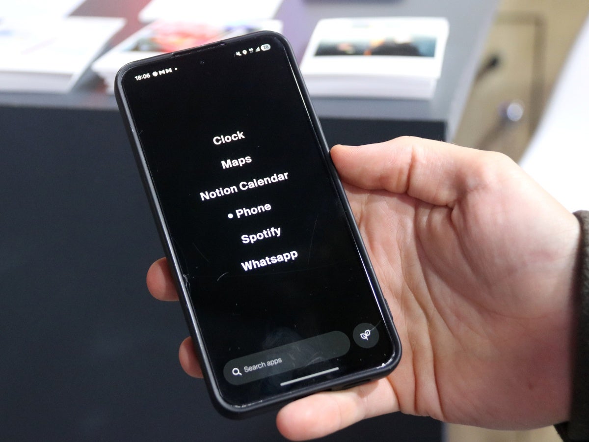 Un mòbil minimalista, presentat a la darrera edició del Mobile Word Congress. Autor: ACN. 