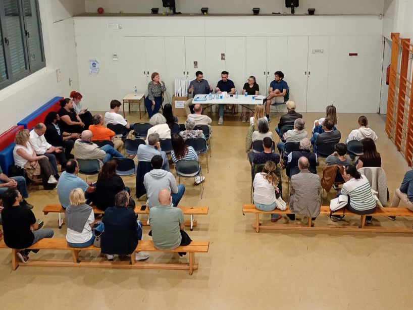 Reunió de veïns convocats per la plataforma veïnal Soroll Sabadell. Autor: @sorollsabadell via Instagram. 