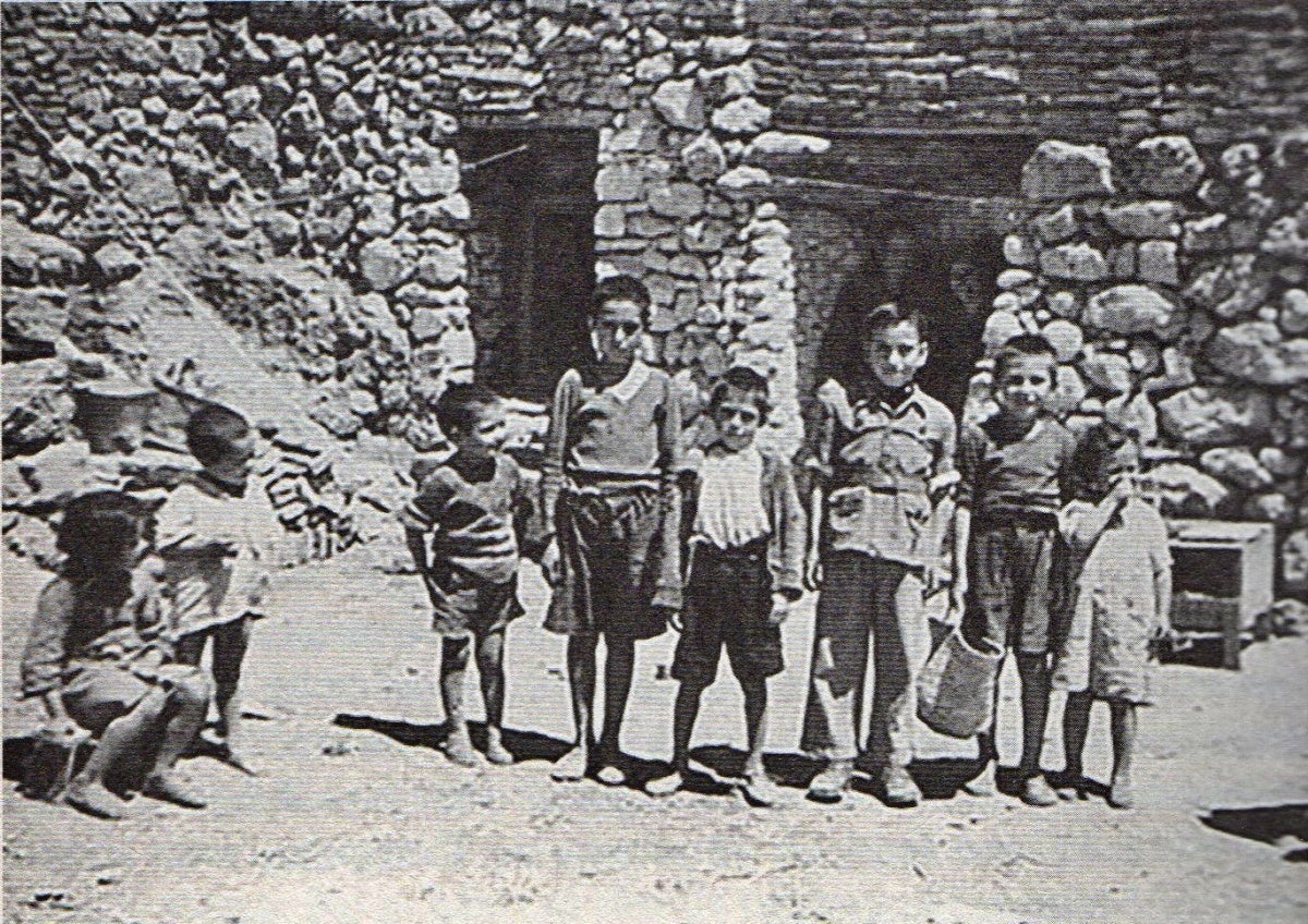 Els nens de les coves amb el protagonista, el cinquè per la dreta.