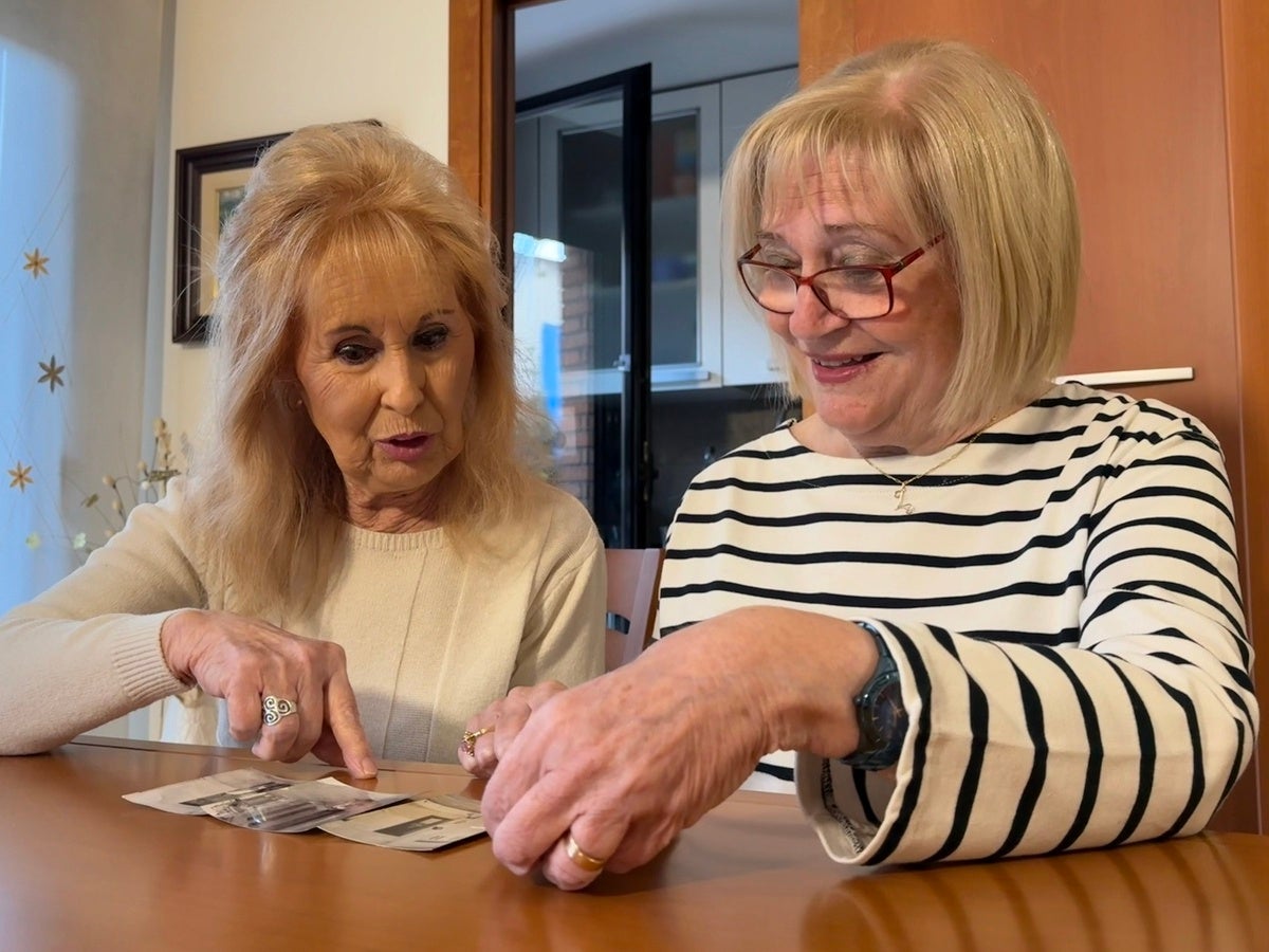 Roser Miquel i Victòria Brossa, mirant fotos de les cases que ocupaven l'actual edifici on viuen. Autor: ACN.