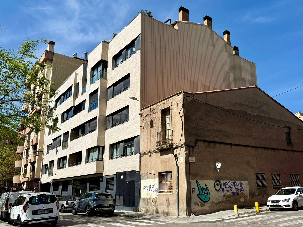 Bloc de pisos on viuen les afectades de la denúncia de la Sareb i la casa que va quedar al marge del projecte constructiu, al carrer del Forn. Autor: ACN.